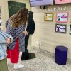 Cléo Faria, a Brisa da série infantil DPA, visita a Santa Casa de Santos